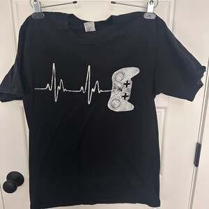 Gamer Heartbeat Video Game Controller Graphic T-Shirt